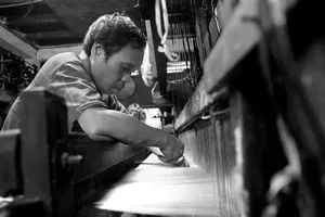 Gia đình hơn 50 năm giữ nghề dệt vải bằng khung gỗ