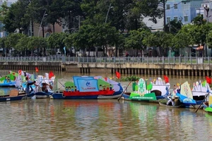 Ảnh: Diễu hành bảo vệ môi trường trên kênh Nhiêu Lộc