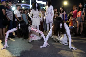 Hóa thành xác sống trẩy hội Halloween trên phố đi bộ