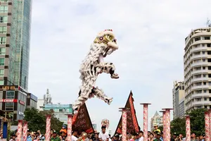 Mãn nhãn xem “Lân lên mai hoa Thung” trên phố đi bộ