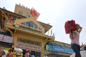 Hối hả dọn hàng trước ngày đóng cửa chợ Bình Tây