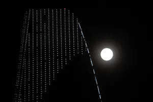 Ngắm “siêu trăng” sau 69 năm xuất hiện ở TP.HCM