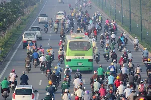 Xe máy chạy lấn hết làn ô tô trên đại lộ Phạm Văn Đồng