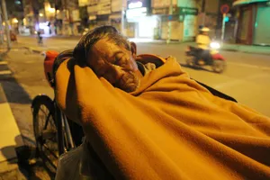 Người lao động nghèo co ro trong đêm lạnh