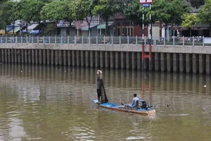 Ngang nhiên chài lưới bắt cá trên kênh Nhiêu Lộc