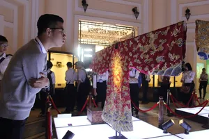 Cận cảnh hai chiếc hoàng bào của vua Đồng Khánh