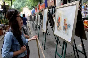 Đến đường sách TP mua tranh ủng hộ bệnh nhân ung thư