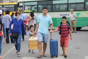 Người dân lỉnh kỉnh đồ đạc trở lại TP.HCM