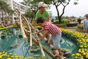 Lạ mắt vườn hoa đồng nội ở 'khu nhà giàu'