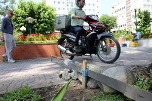 Muôn kiểu vượt barie trên vỉa hè ở TP.HCM