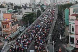 Xe cộ kẹt cứng hàng tiếng đồng hồ trên cầu Chánh Hưng 