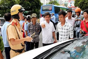 Phó chủ tịch quận 1 xuống đường quyết lấy lại vỉa hè