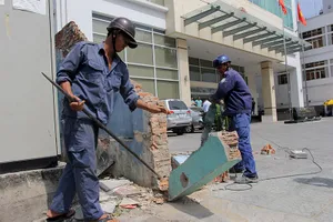 Quận 1 đập tường lấn vỉa hè, cẩu xe xanh vi phạm