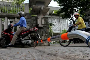 Điều chỉnh barie, xe máy vẫn chạy vùn vụt trên vỉa hè