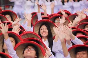 Hơn 3.000 người đồng diễn áo dài 'Tôi yêu Việt Nam'