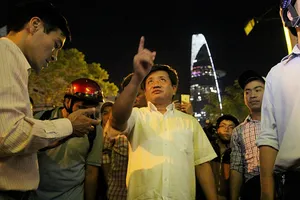 Người dân tập trung giữa khuya xem dẹp vỉa hè