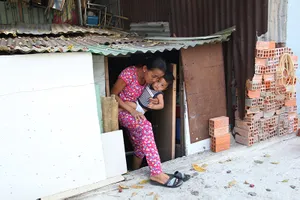 Nhà dân ở Bình Thạnh bị biến thành 'hầm' khi nâng đường