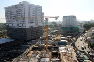 2 km đường thường kẹt xe 'gánh' gần chục cao ốc