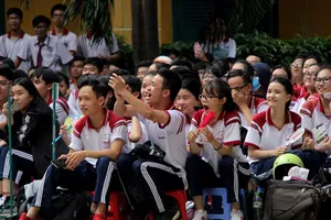 2.000 HS Trưng Vương 'đội nắng' tìm hiểu pháp luật