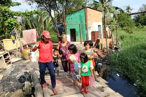 Chùm ảnh: Gia đình 17 người chuyển đến nhà mới