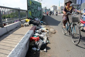 Đống rác vô chủ nằm chình ình giữa cầu