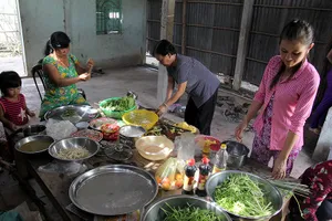 'Tiệc giải oan' bên chân cầu Hòa Đông