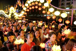 Đông nghẹt người thả hoa đăng xuống kênh Nhiêu Lộc