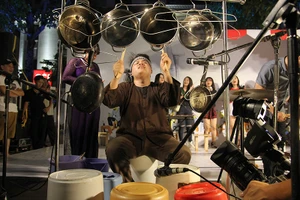 Biểu diễn nghệ thuật đường phố bằng...thùng,xoong,chảo