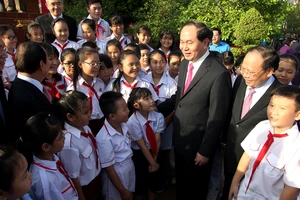 Chủ tịch nước, lãnh đạo TP.HCM dâng hương Bác Hồ 