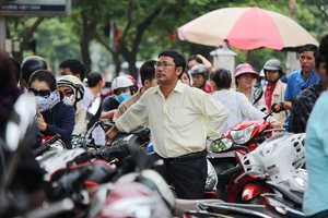 Muôn kiểu lo lắng của phụ huynh bên ngoài phòng thi