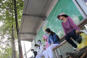 Trạm chờ xe buýt ở TP.HCM được phun sương giảm nóng