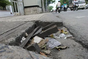 Muôn kiểu 'bức tử' hố ga thoát nước