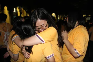 Học sinh Trưng Vương bật khóc ở buổi chia tay lớp 12