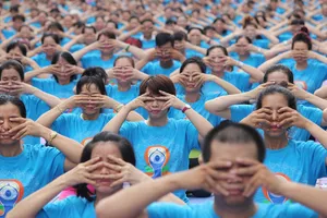 Gần 2.000 người trình diễn yoga ở phố đi bộ Nguyễn Huệ