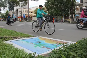 Ngắm những nắp cống ở quận 1 được thay áo mới