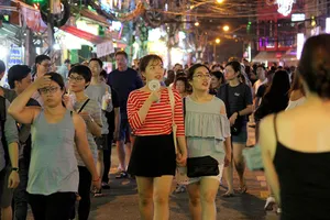 Cuối tuần thoải mái dạo bộ ở phố Tây Bùi Viện