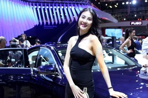 Dàn người đẹp khoe dáng tại VietNam Motor Show 2017