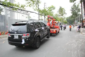 Ông Đoàn Ngọc Hải lại cho cẩu hàng chục xe về trụ sở