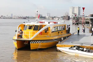 Khám phá bên trong tàu buýt sông đầu tiên ở TP.HCM