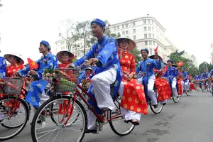 Chùm ảnh: 100 cặp rước dâu bằng xe đạp trong ngày 2-9