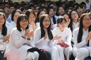 Nữ sinh Lê Hồng Phong rạng rỡ trong ngày khai giảng