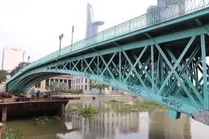 Cây cầu kiến trúc cổ nhất TP.HCM xuống cấp nghiêm trọng