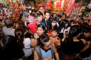 Biển người chen chân chơi Trung thu sớm ở phố lồng đèn