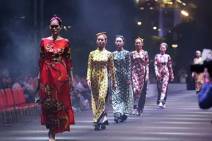 Đội mưa xem thời trang trên phố đi bộ Nguyễn Huệ