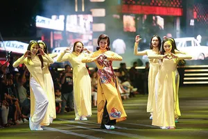 Nghệ sĩ Thành Lộc, Đông Nhi diễn thời trang ở phố đi bộ