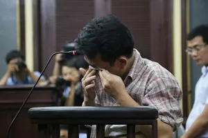 Nguyễn Minh Hùng từ thẫn thờ đến khóc ngất tại tòa