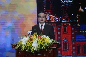 Bí thư Nhân kêu gọi ủng hộ dân vùng bão ở đêm nhạc Nga