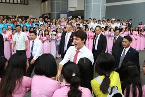 Thủ tướng Canada rạng rỡ trong vòng vây của sinh viên