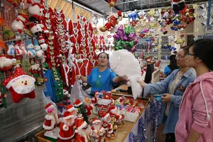 'Chợ' Noel sầm uất trong nhà thờ Kỳ Đồng 