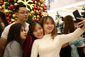 Giới trẻ TP.HCM xuống phố đón Giáng sinh sớm